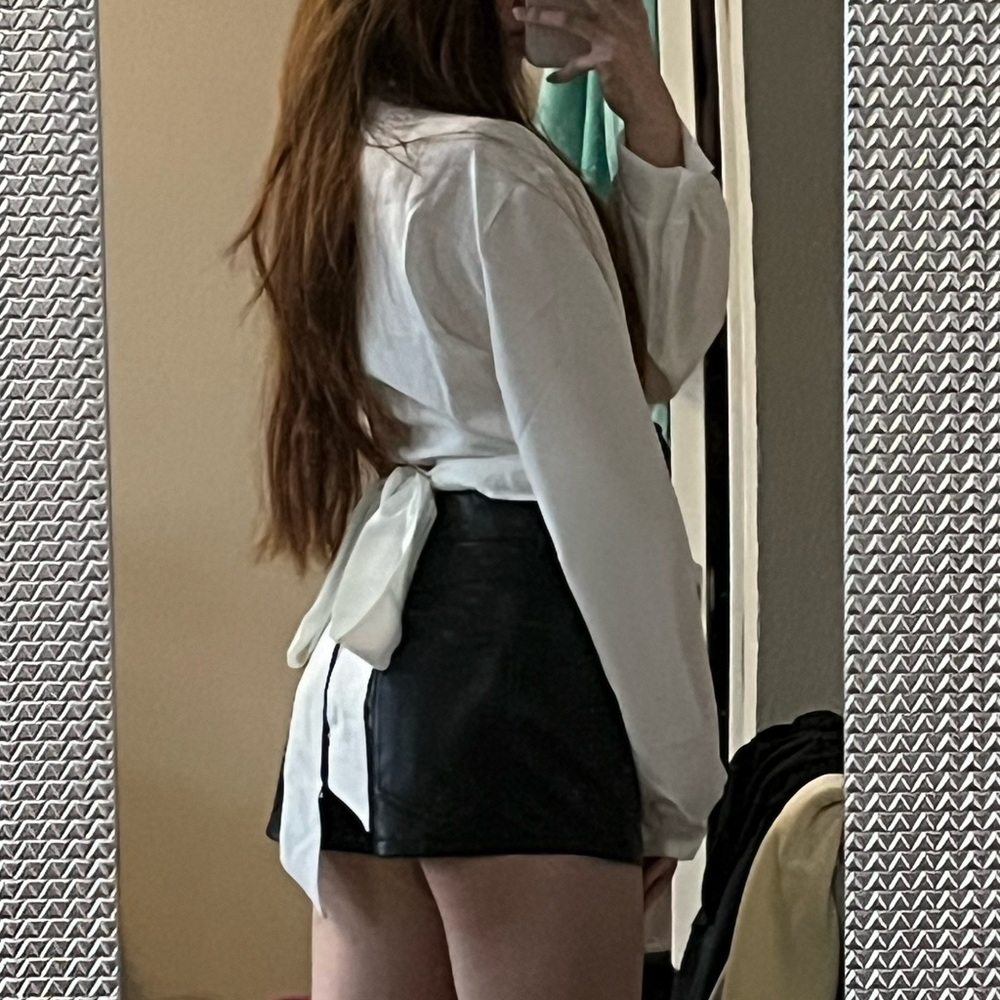 Button down that ties in the back